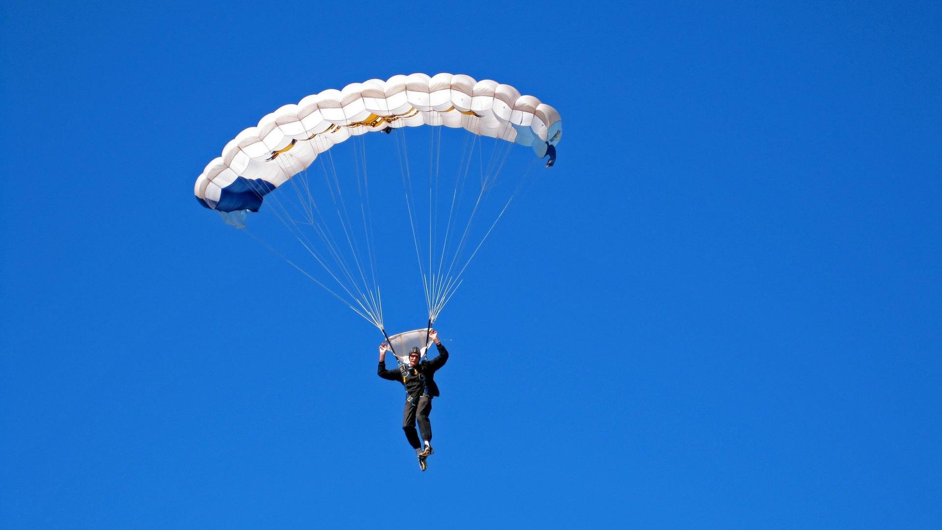 KAIYUN APP-“高新体育中心：举重选手突破极限，赛场上演壮丽的力量之战”